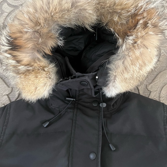Canada Goose, Shelburne Parka Heritage, Black, Size Small with Fur Trim Hood - Picture 15 of 16